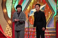 ファイナルステージでネタを披露する家族チャーハン