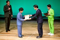 地元・宮城県登米市「とめふるさと大使」に就任し、委嘱状を受け取るエバース佐々木