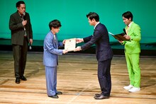 地元・宮城県登米市「とめふるさと大使」に就任し、委嘱状を受け取るエバース佐々木