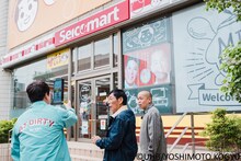 セイコーマートを前にする明石家さんまとタカアンドトシ