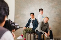 写真館で“家族写真”を撮影する明石家さんまとタカアンドトシ