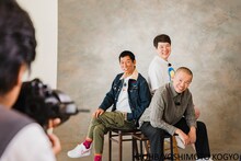 写真館で“家族写真”を撮影する明石家さんまとタカアンドトシ