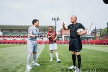 PK対決を繰り広げる明石家さんま（中央）とタカアンドトシ・タカ（左）。右はタカアンドトシ・トシ