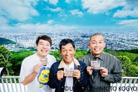 番組オリジナルステッカーを持つ明石家さんまとタカアンドトシ