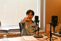 収録中にカメラのシャッターを切る記者を指差すラブレターズ溜口