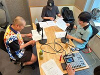 カリスマプチ情報TBS Podcast「ラブレターズの階段腰掛け男」初回収録の様子