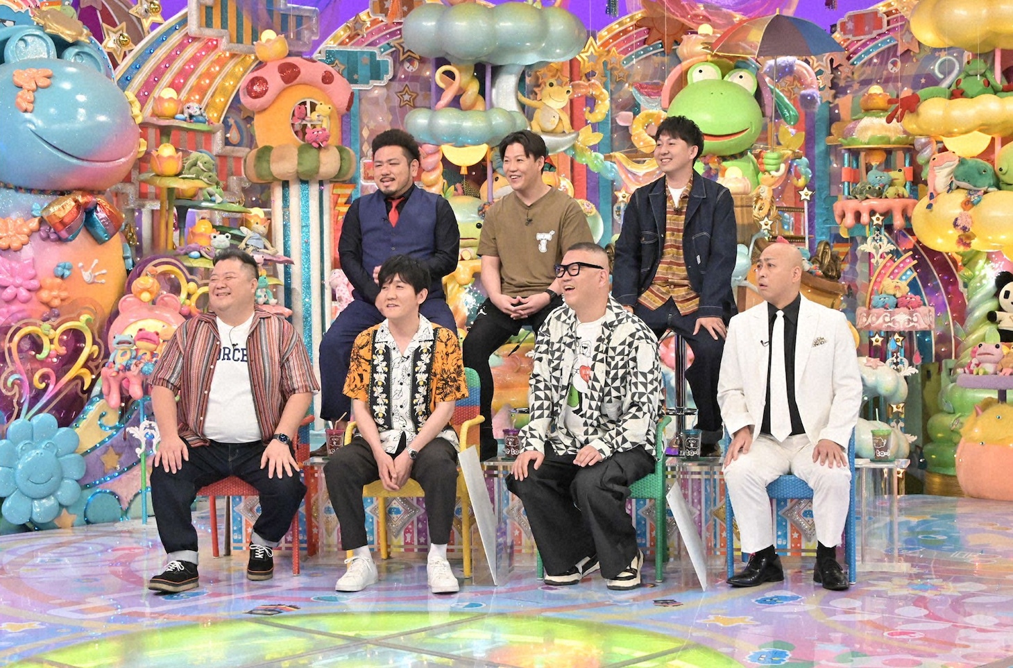 「アメトーーク！」に出演する「実家がお店芸人」の（前列左から）ブラックマヨネーズ小杉、タイムマシーン3号・山本、シソンヌ長谷川、錦鯉・長谷川、（後列左から）鬼越トマホーク金ちゃん、ジャングルポケットおたけ、バッテリィズ寺家