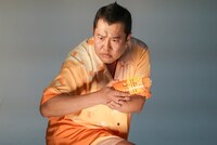 CM撮影中の、とにかく明るい安村