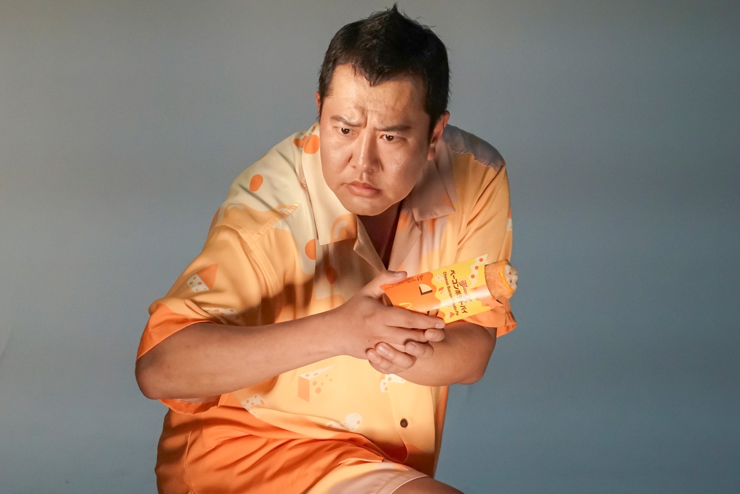 CM撮影中の、とにかく明るい安村