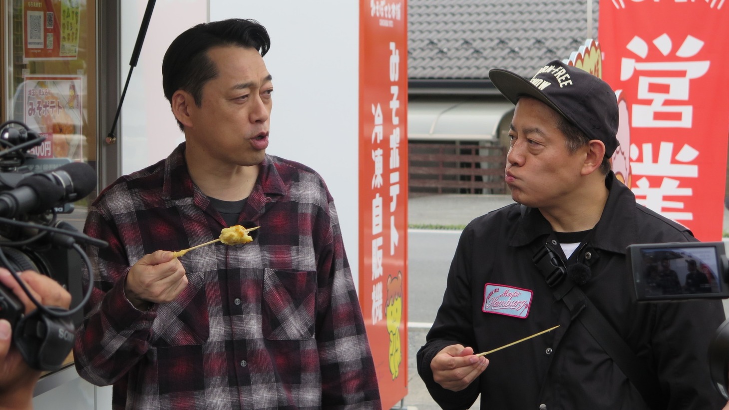 左から、バナナマン設楽、スピードワゴン井戸田
