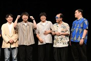 別の世界線にあるという蒲田theよしもとの存在を知り、よろこぶライス田所（左から2人目）