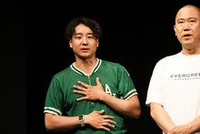 田津原理音（左）