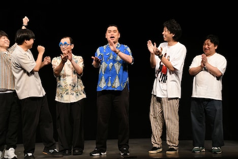 「漫才とコント、どっちが上か」を質問され、言い切る男が「コント！」と答えると喜ぶ芸人たち