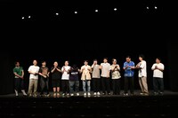 「漫才とコント、どっちが上か」を質問され、言い切る男が「コント！」と答えると喜ぶ芸人たち