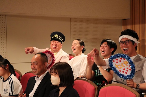 「NHKのど自慢」会場で出場者を応援するバナナマン日村