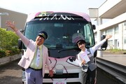 バナナマン日村とバスガイドを務める廣瀬智美（NHKアナウンサー）
