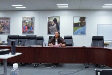 記者たちとの距離に違和感を覚えるロバート秋山