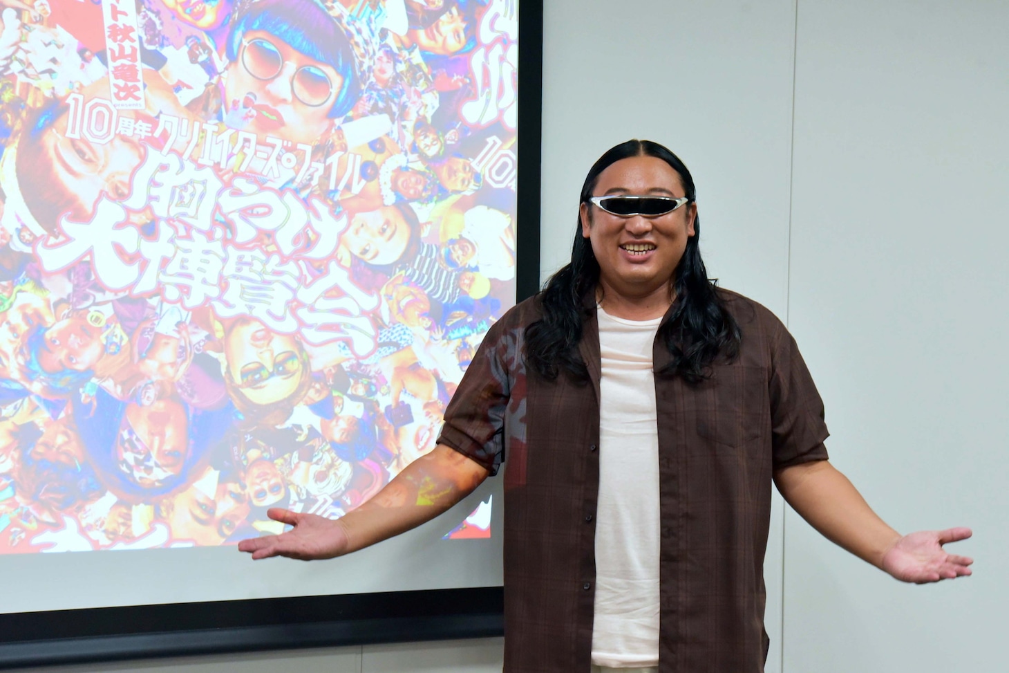 サングラスはファンから送られてきたもの。取材の場で「スペースカジュアルクリエイター」を名乗った。「最近宇宙に買付けに行ってるんですよ」とのこと