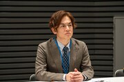 「事故物件ゾク 恐い間取り」より、なすなかにし那須扮するテレビプロデューサー・丹波誠