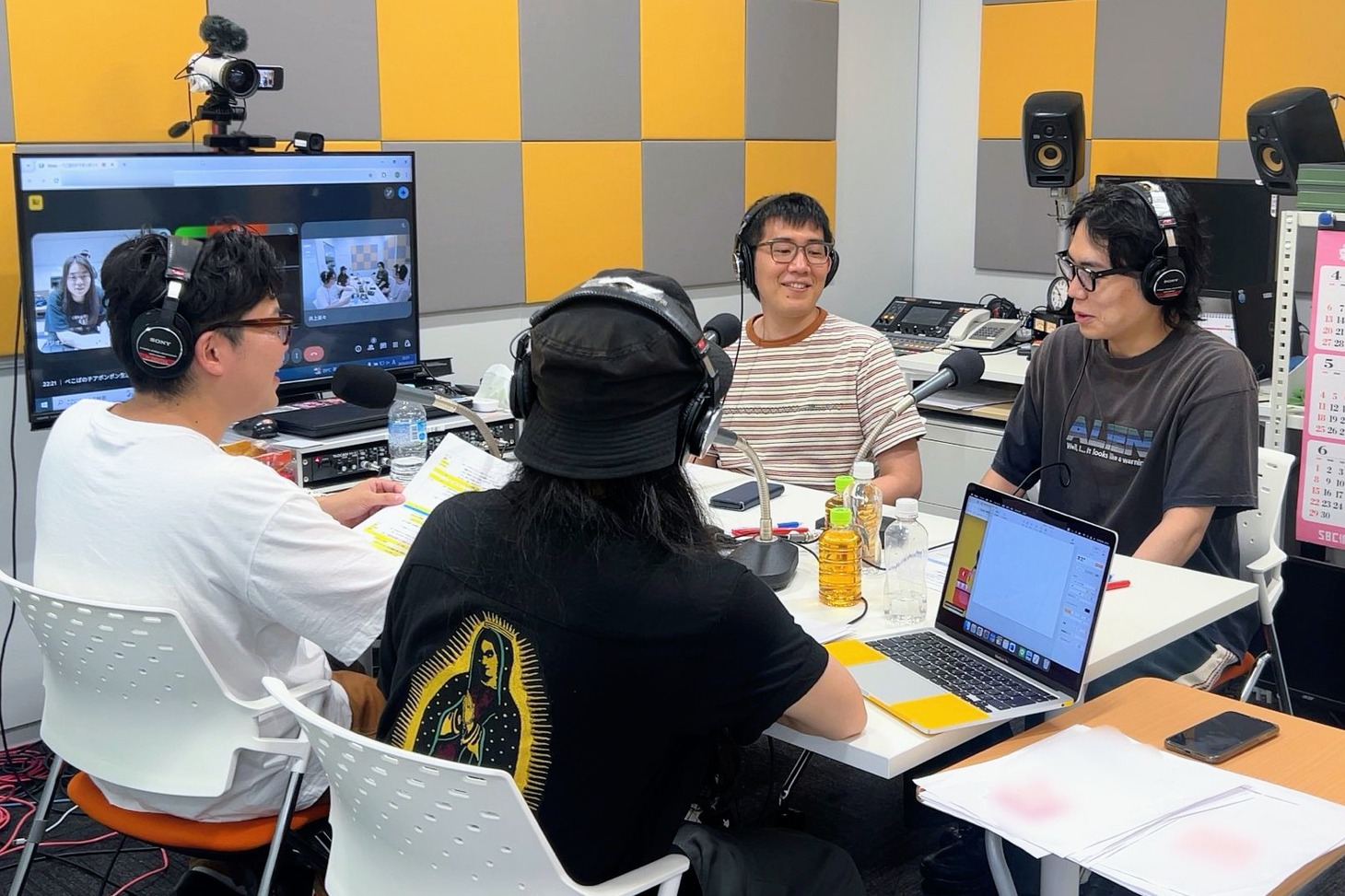 「ヤーレンズのダダダ団！」に出演するヤーレンズと、生放送に遅刻した令和ロマンくるま（右）