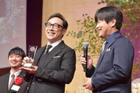 東京03角田とバカリズム。背後はともに「ホットスポット」を作った水野格監督