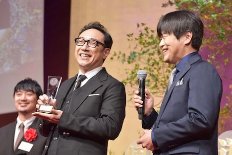 東京03角田とバカリズム。背後はともに「ホットスポット」を作った水野格監督