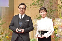 ツーショットでの写真撮影に臨んだ東京03角田と伊藤沙莉