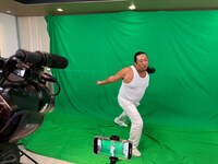 新たな素材を撮影するロバート秋山