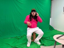 新たな素材を撮影するロバート秋山