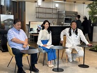 家庭の映像を鑑賞する（左から）伊集院光、ロバート秋山、ファーストサマーウイカ