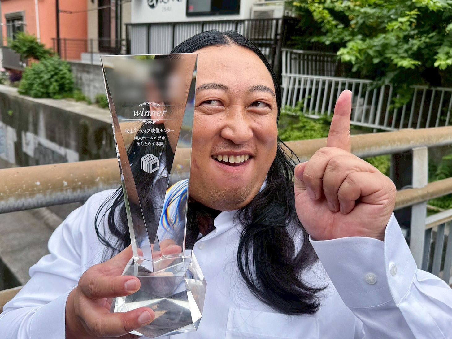 「秋山アーカイブ映像センター」第1弾がとある賞を受賞したことを報告するロバート秋山