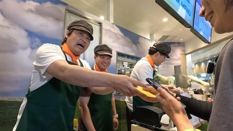 「ミルクボーイのノゾキミライ漫才5」のワンシーン