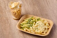 「じゃがって真剣です」の「ハニーきなこアイス」（左）と「ジェノベーゼ＆ガーリック・アリオリ」（右）