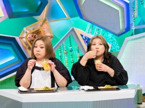 試食する海原やすよ ともこ