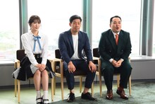 左から小嶋花梨、ミルクボーイ