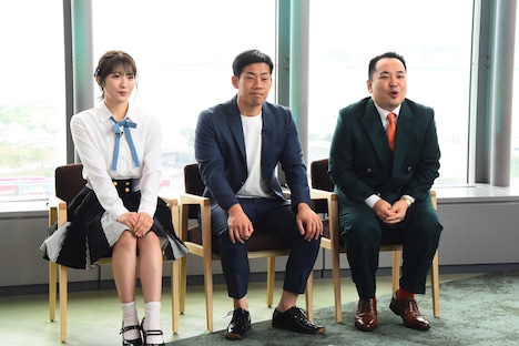 左から小嶋花梨、ミルクボーイ