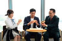 左から小嶋花梨、ミルクボーイ