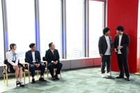 「ミルクボーイのノゾキミライ漫才5」のワンシーン