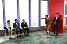 「ミルクボーイのノゾキミライ漫才5」のワンシーン