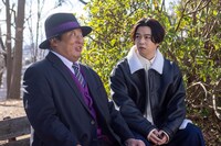 ドラマ「笑ゥせぇるすまん」より、喪黒福造（ロバート秋山）と庵地英治（千葉雄大）