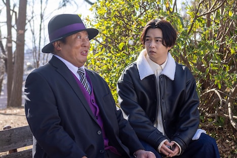 ドラマ「笑ゥせぇるすまん」より、喪黒福造（ロバート秋山）と庵地英治（千葉雄大）