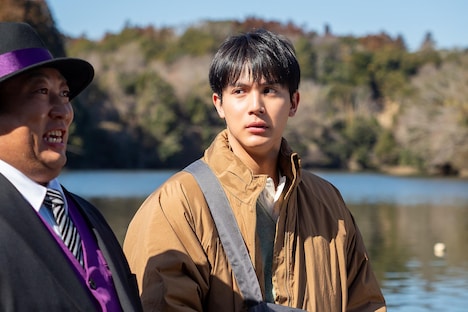 ドラマ「笑ゥせぇるすまん」より、喪黒福造（ロバート秋山）と貸作公平（中川大志）