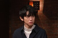 ドラマ「笑ゥせぇるすまん」より、三重岳ハルオ（本郷奏多）