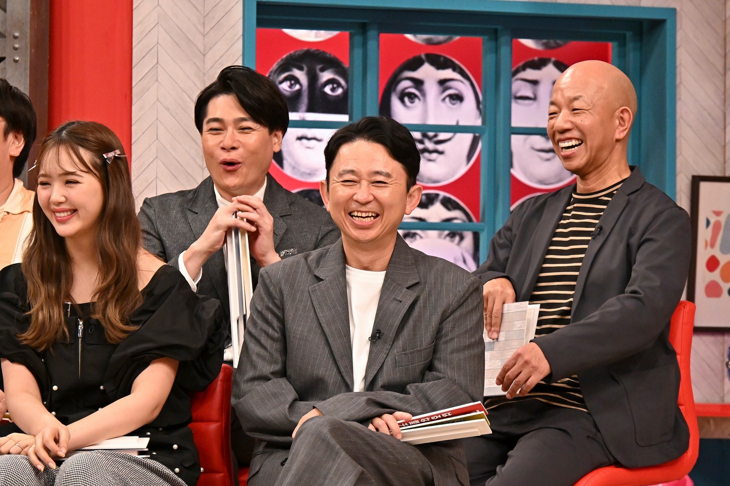 左から、藤田ニコル、平成ノブシコブシ吉村、有吉弘行、バイきんぐ小峠