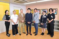 キングコング西野亮廣（中央）と、西野の熱血授業を受ける生徒たち。