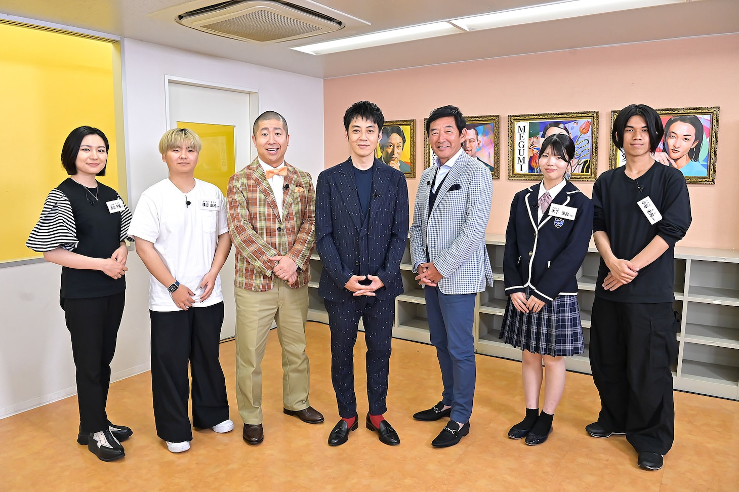 キングコング西野亮廣（中央）と、西野の熱血授業を受ける生徒たち。