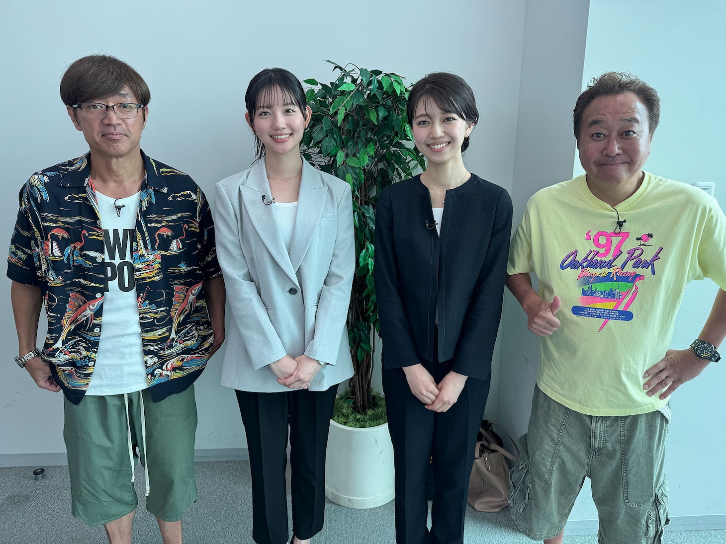 左から3人目が「モヤさま」5代目アシスタントに就任した齋藤陽アナウンサー。さまぁ～ず、前アシスタントの田中瞳アナウンサーと