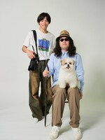 みうらじゅんになりきるかが屋・賀屋（右）と、撮影を担当した加賀（左）。賀屋の膝に乗っているのは犬のモコゾウ