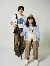 みうらじゅんになりきるかが屋・賀屋（右）と、撮影を担当した加賀（左）。賀屋の膝に乗っているのは犬のモコゾウ