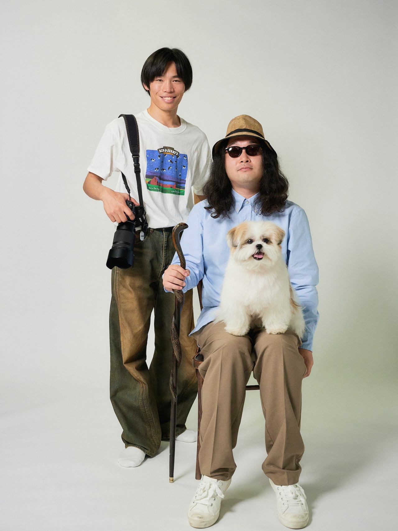 みうらじゅんになりきるかが屋・賀屋（右）と、撮影を担当した加賀（左）。賀屋の膝に乗っているのは犬のモコゾウ